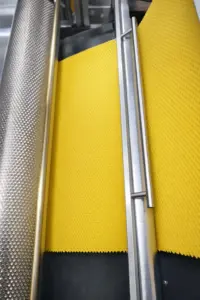 Das Wachs wird umgearbeitet und gewalzt