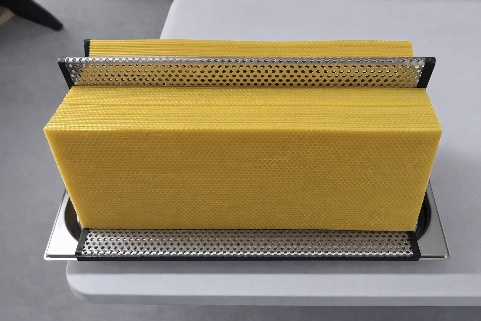 Fertige Stapel an Wachsmittelwänden für Imker als Kunden Stapel an umgearbeiteten Wachsmittelwände für Imker